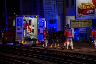 Stuttgart Ost: Mercedes von Stadtbahn mitgeschleift